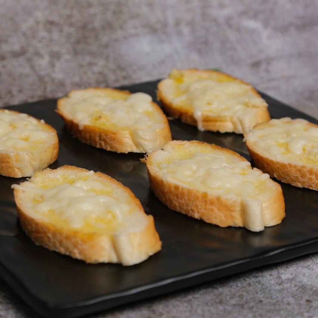 Le Notre Cafe | Garlic Bread